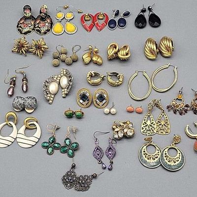 Costume Jewelry Earrings Lot