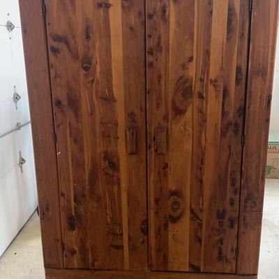 Kincaid Robes Cedar Closet with Hanging Bar