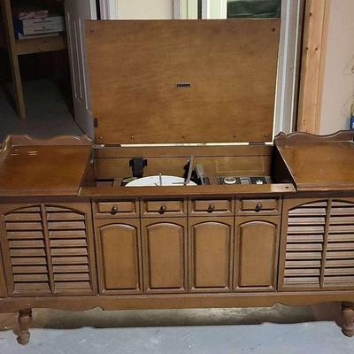 Vintage Zenith Stereo Console – Classic Sound, Timeless Style!
