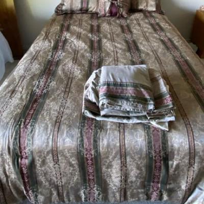 Croscill Home Queen Bedding Set & Matching Sheet Set