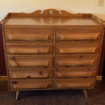 1953 Franklin Shockey 10-Drawer Dresser