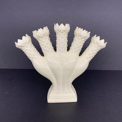 Wedgwood Williamsburg Restoration 5 finger vase