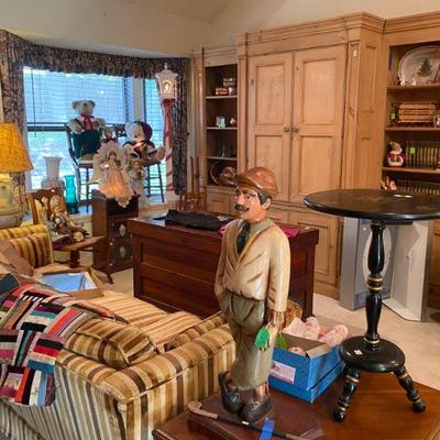 Living Room full of decoratives and one of kind items