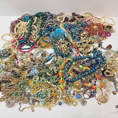 #1020 • Costume Jewelry
