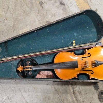 #9030 • Violin with Case
