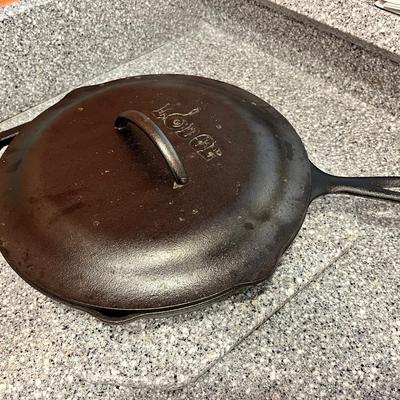 Lodge cast iron skillet with a lid