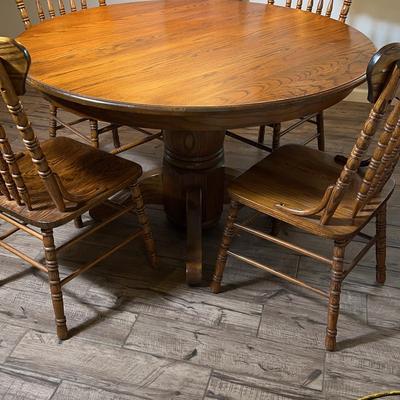 Pedestal Table Round with Leaf Insert To Make An Oval & 4 Chairs