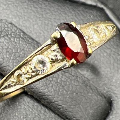Sparkling Red 14K Gold Ring
