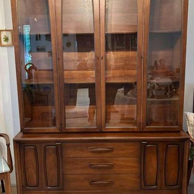 Broyhill Emphasis Mid Century Modern China Cabinet / Display Cabinet