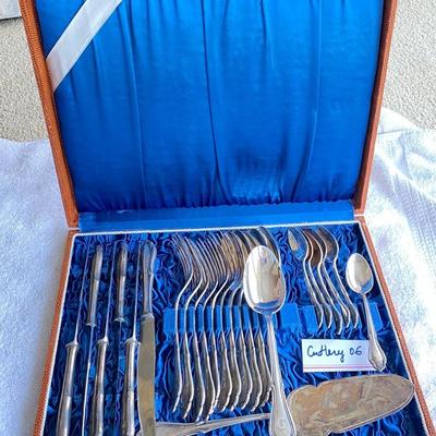 Vintage Silver-Plated Cutlery Set – 32 Pieces in Case