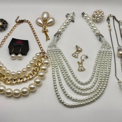 Faux Pearl Jewelry Lot – Necklaces, Earrings & Vintage Brooches