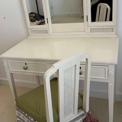 Dressing Table With Slipper Chair