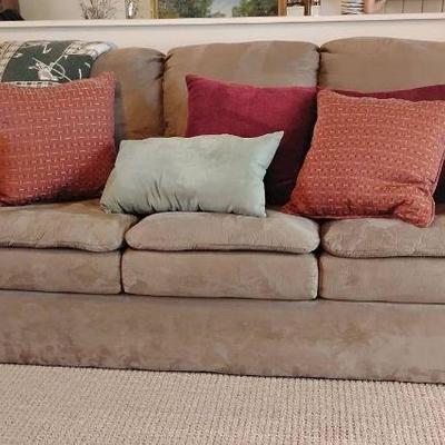 Ri254 sofa and pillows