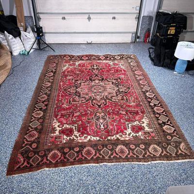 GEOMETRIC MEDALLION RUG | With red backing. - w. 93 x l. 130 in
