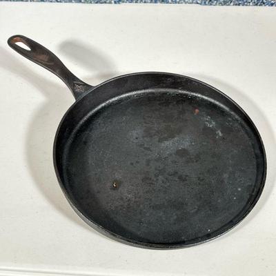 Cast Iron Griddle | Cast iron griddle/skillet with low outer wall. - dia. 12 in
