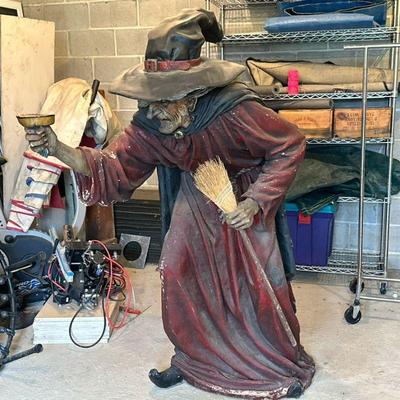 HALLOWEEN WITCH STATUE | Hollow plastic witch statue for Halloween. Dimensions: h. 64 x w. 26 x d. 66 in
