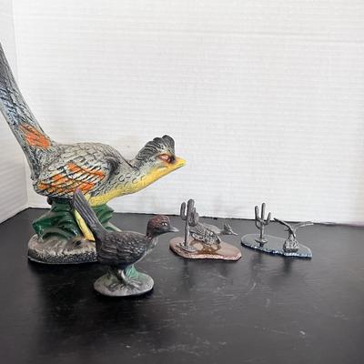 Roderunner Lot Ceramic & Metal, Metal Figures On Polished Rocks