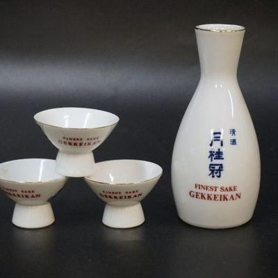 4 PIECE GEKKEIKAN PORCELAIN SAKE SET