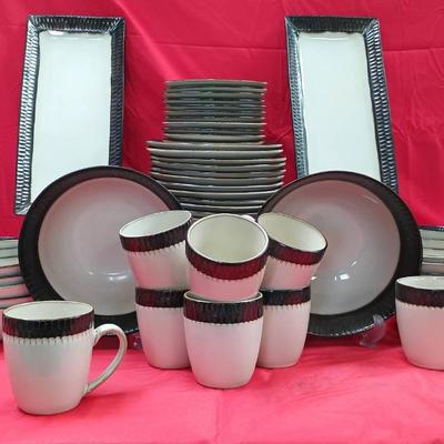 Crate & Barrel "Scavo" 66pc Ceramic Dishware Set