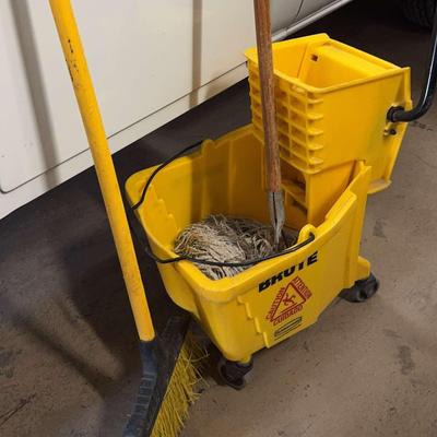 Brute Mop Bucket