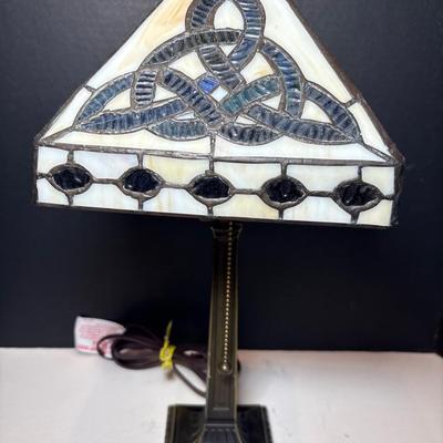 Tiffany-Style Stained Glass Table Lamp W/Celtic Trinity Knot