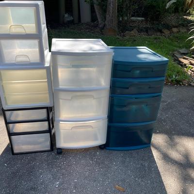 5 Plastic Storage Containers 