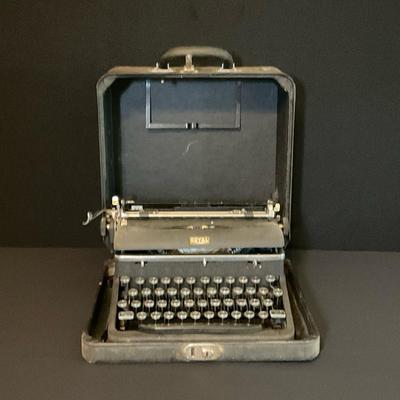 Vintage Royal Typewriter With Carrying Case