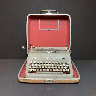 Vintage Royal Quiet Deluxe Typewriter 