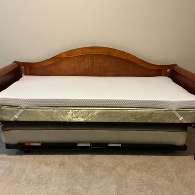 Wooden Daybed And Trundle 