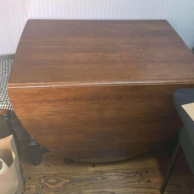 Pennsylvania House Table With 2 Chairs