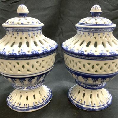 BOMBAY Pr Blue & White Ginger Jars W Lids
