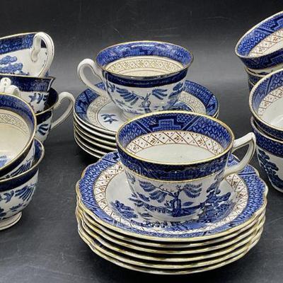 130: Lot 24 Vintage Blue & White Tea Cups & Saucers
