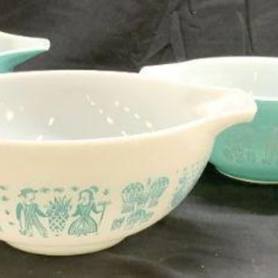 PYREX Lot 4 Serving Bowls Aqua & White
