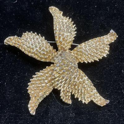 Vintage Celebrity NY Gold Tone Flower Brooch
