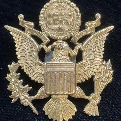 Vintage Gold Tn US Army Insignia Cap Badge
