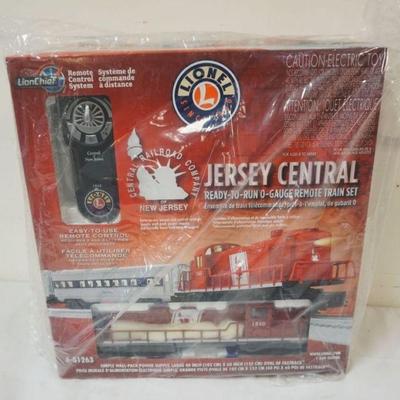 1263	LIONEL TRAIN JERSEY CENTRAL TRAIN SET, APPROXIMATELY 17 IN X 9 IN X 18 IN
