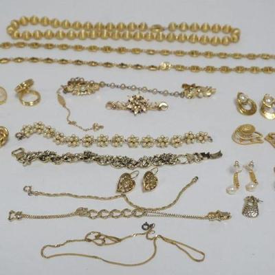 1094	GROUP OF GOLD TONE JEWELRY INCLUDING 8 PAIRS OF EARRINGS, 5 BRACELETS, 3 NECKLACES AND A PIN
