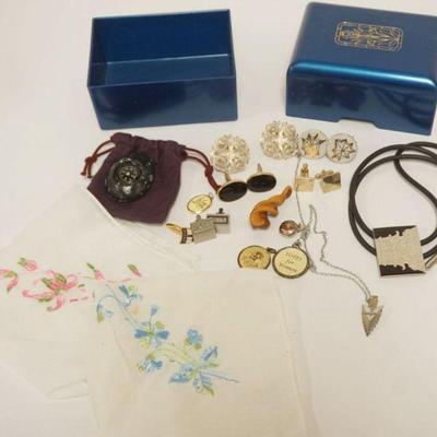 1111	ASSORTED MENS JEWELRY INCLUDING 5 PAIRS CUFF LINKS, BOLO TIE, ARROWHEAD NECKLACE, COMPASS SET IN STONE AND 5 LADIES PENDANTS,...