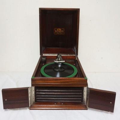 1256A	VICTOR VVIX TABLE TOP VICTROLLA IN MAHOGANY CASE, APPROXIMATELY 16 IN X 20 IN X 13 IN HIGH

