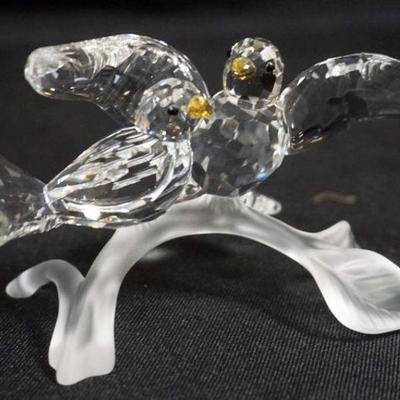 1084	SWARVOSKI CRYSTAL TURTLE DOVES, APPROXIMATELY  4 IN X 2 1/2 IN H
