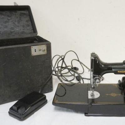 1160	SINGER FEATHER WEIGHT SEWING MACHINE IN CASE, APPROXIMATELY 9 IN X 12 IN X 13 IN
