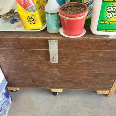 Crate on wheels