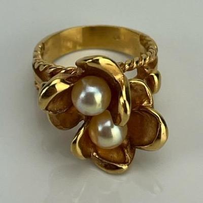 A Gold-Tone Floral-Themed Pearl-Like Ring