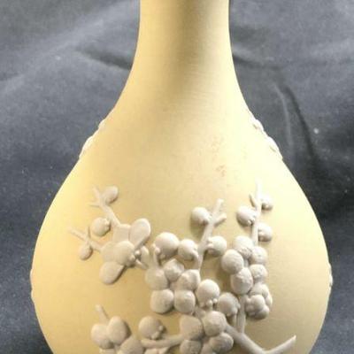 WEDGWOOD Vntg Bud Vase Cream & White
