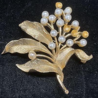 Vtg Capri Gold Tn Faux Pearl Flower Brooch
