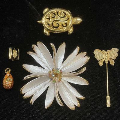 Group Lot Vintage Gold Tone Jewelry,
