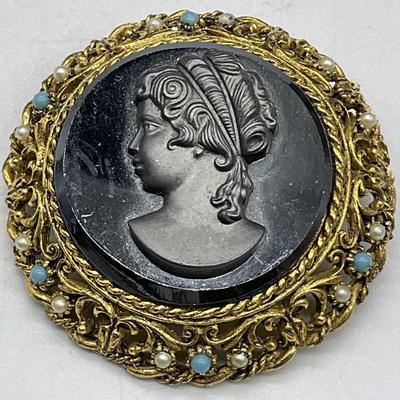 Vintage Female Figural Cameo Brooch Pendant
