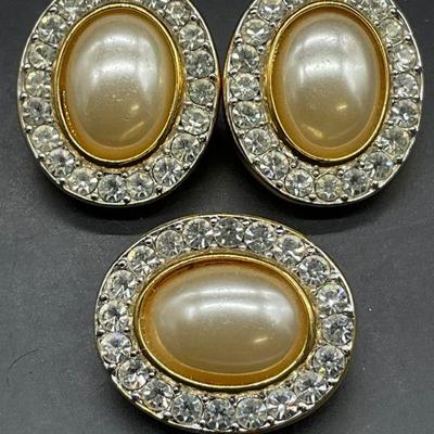 Set Bejeweled Pearlescent Earrings & Brooch
