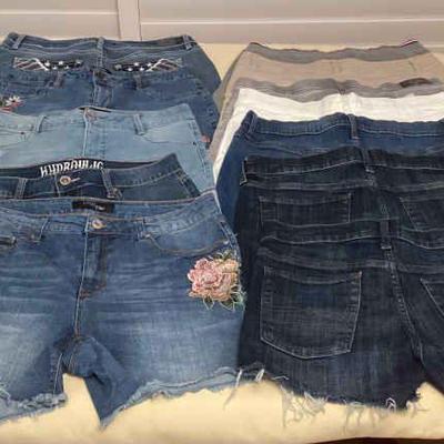 MMS130 Twelve Pairs Of Brand Named Women’s Shorts Size 12