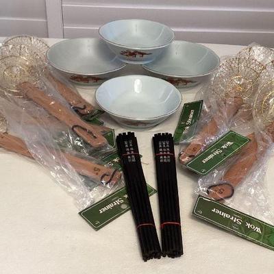 MMS081 Four Ceramic Saimin Bowls, Black Wooden Chopsticks & Wok Strainers